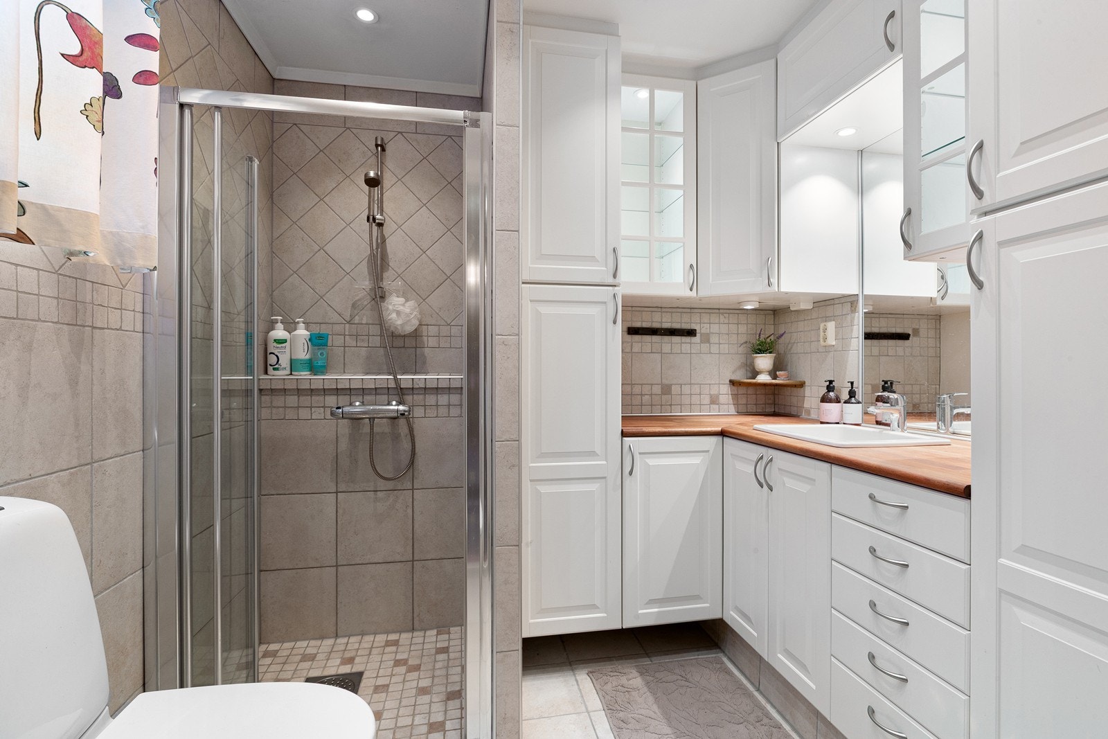 Bad med dusjhjørne Galleribilde