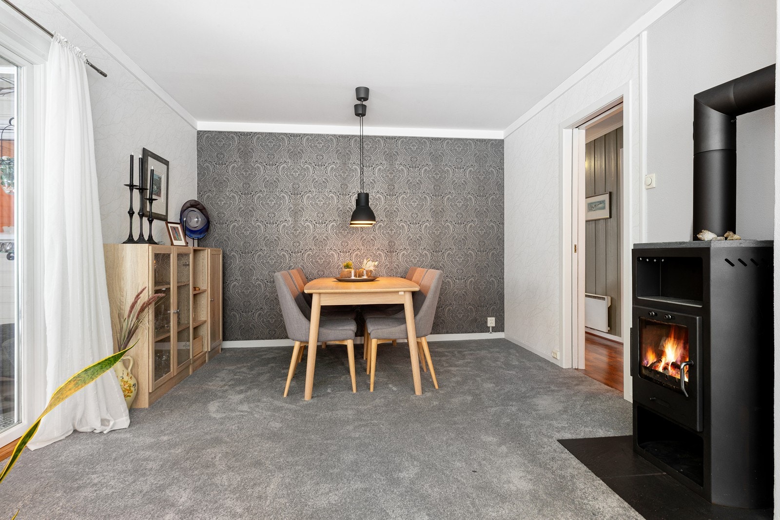 Det er plass til både sofagruppe og spisestue Galleribilde