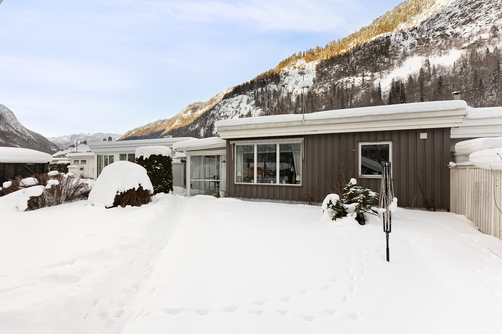 På baksiden av boligen er det en trivelig hage Galleribilde