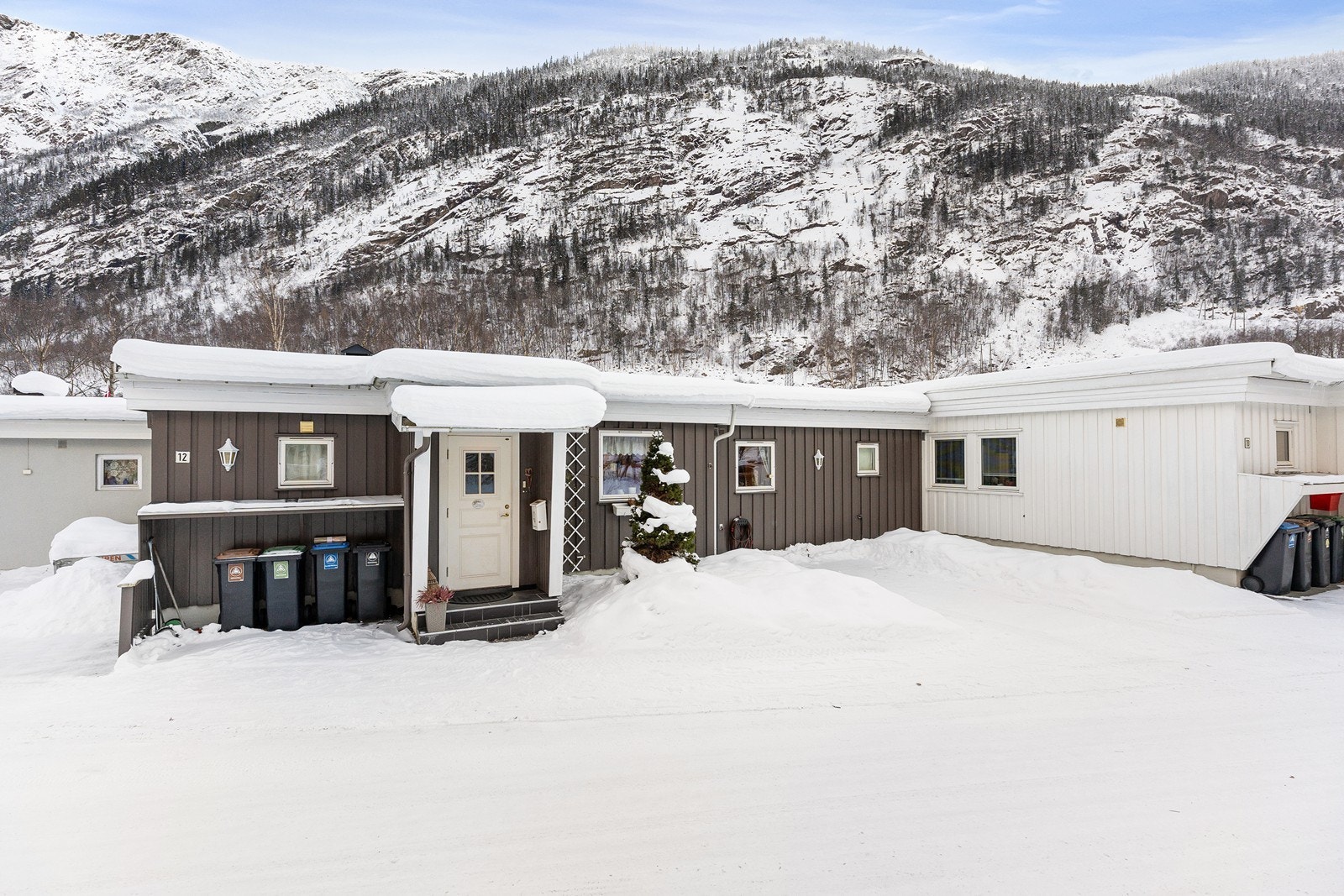 Fasade - boligen har en svært attraktiv beliggenhet sentralt på Rjukan Galleribilde