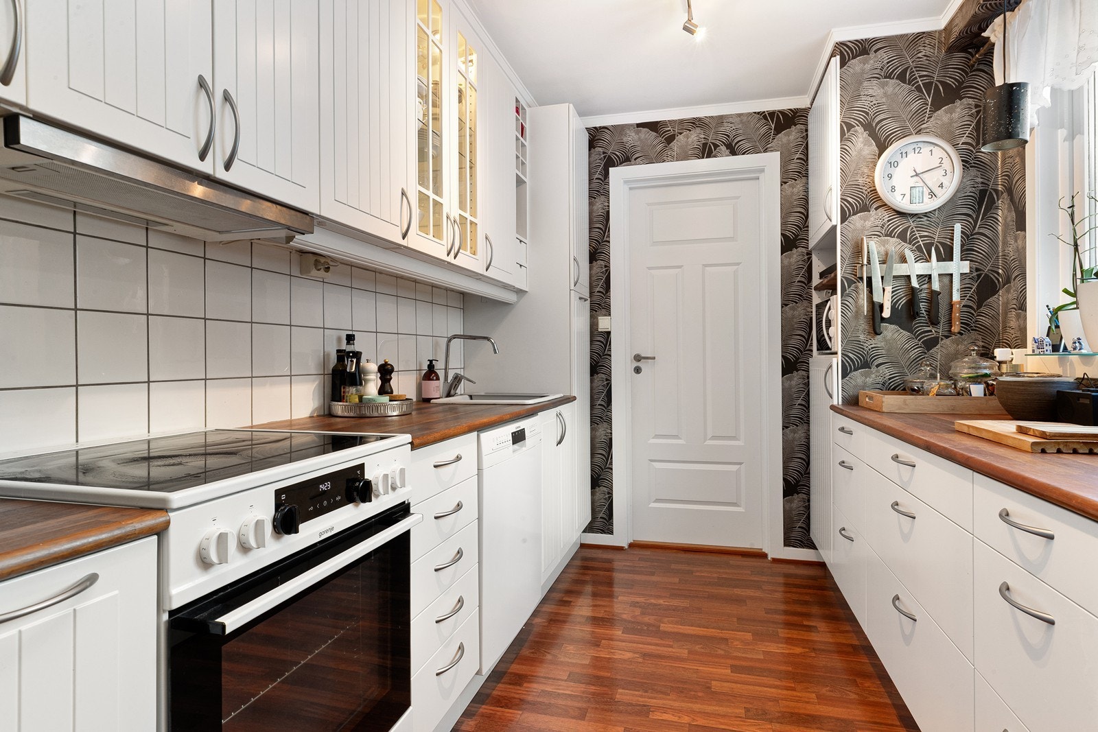 Pent kjøkken som har godt med skap- og benkeplass Galleribilde