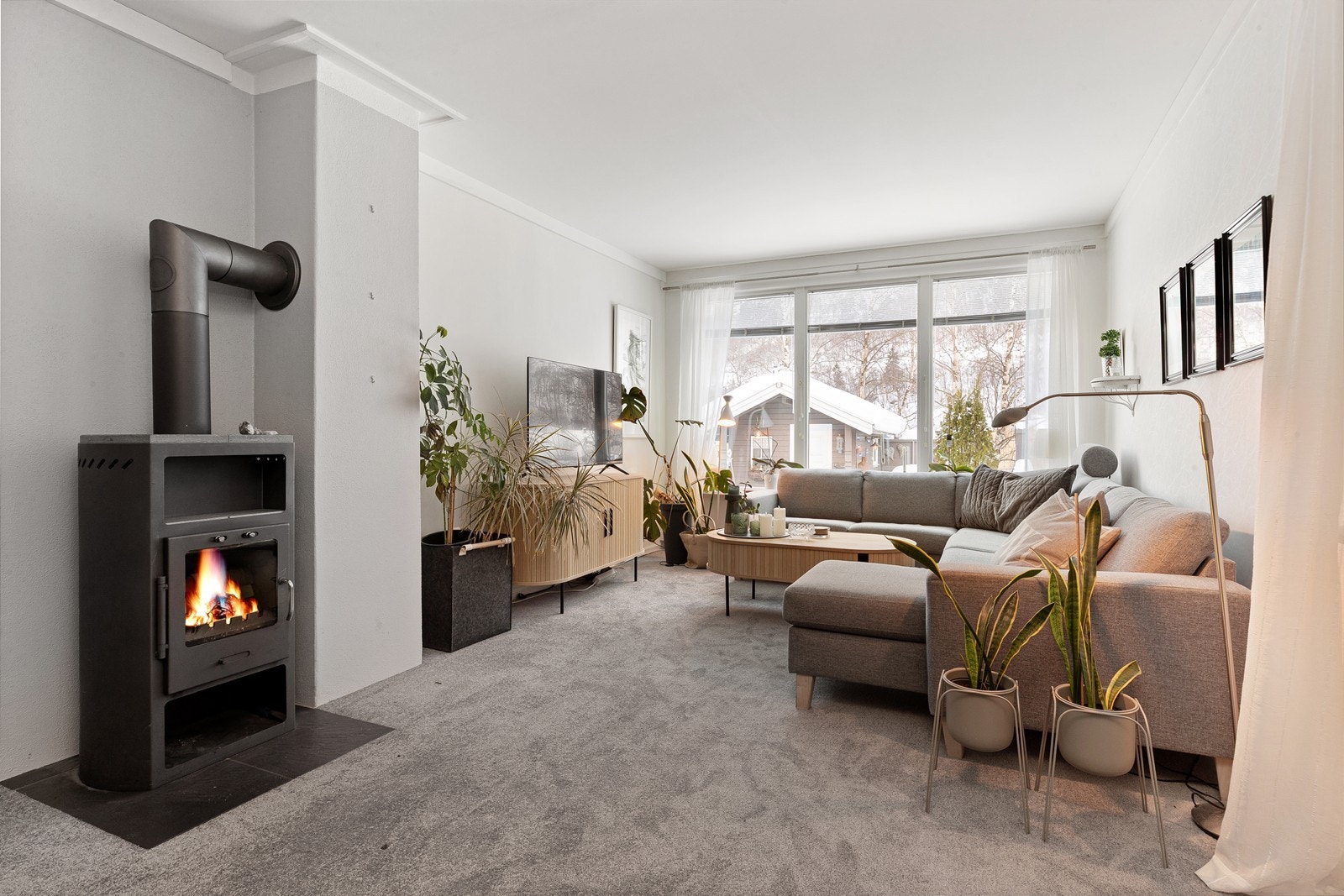 Stuen er utstyrt med vedovn Galleribilde