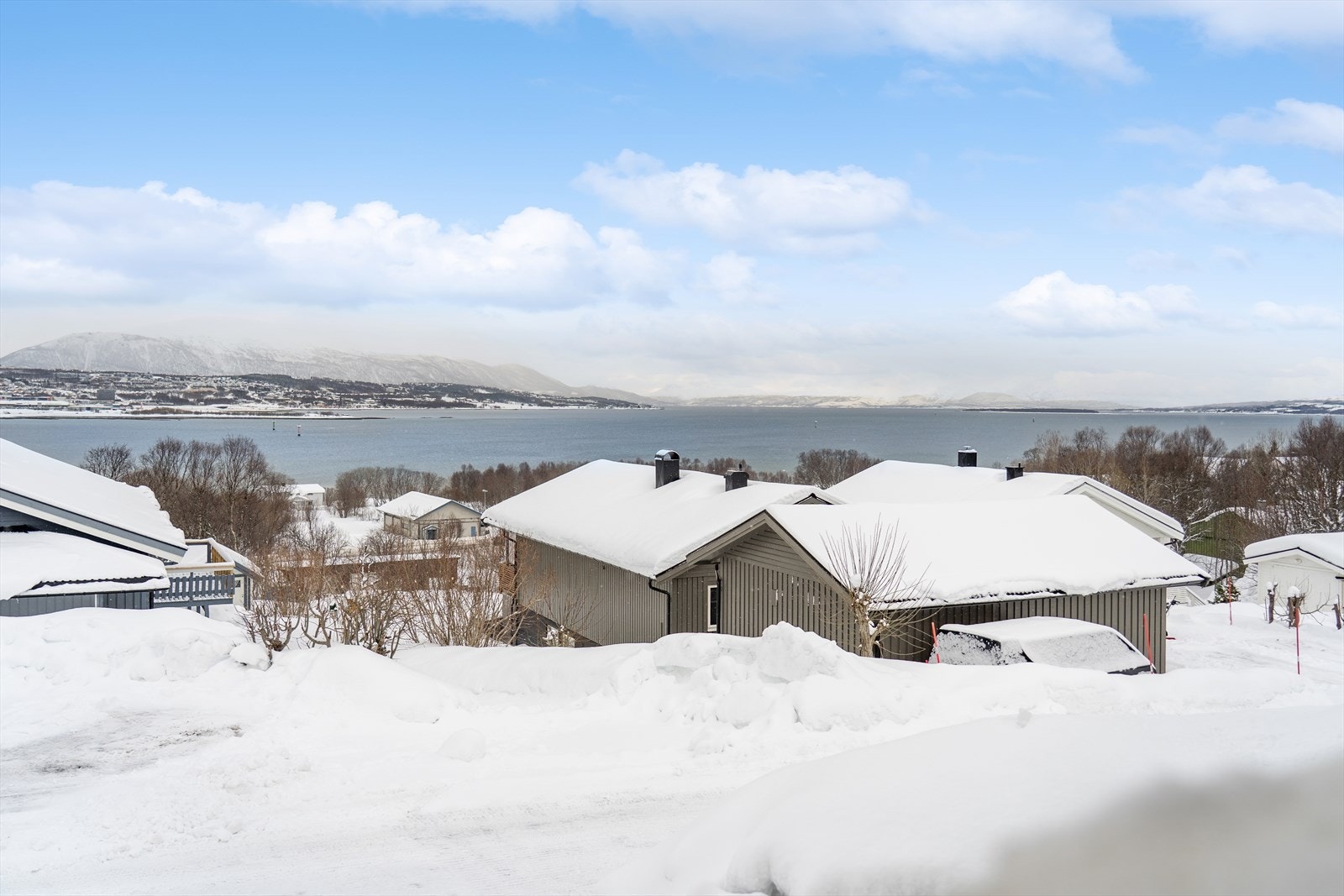 Utsikt sørover fra balkong, stue og kjøkken. Galleribilde