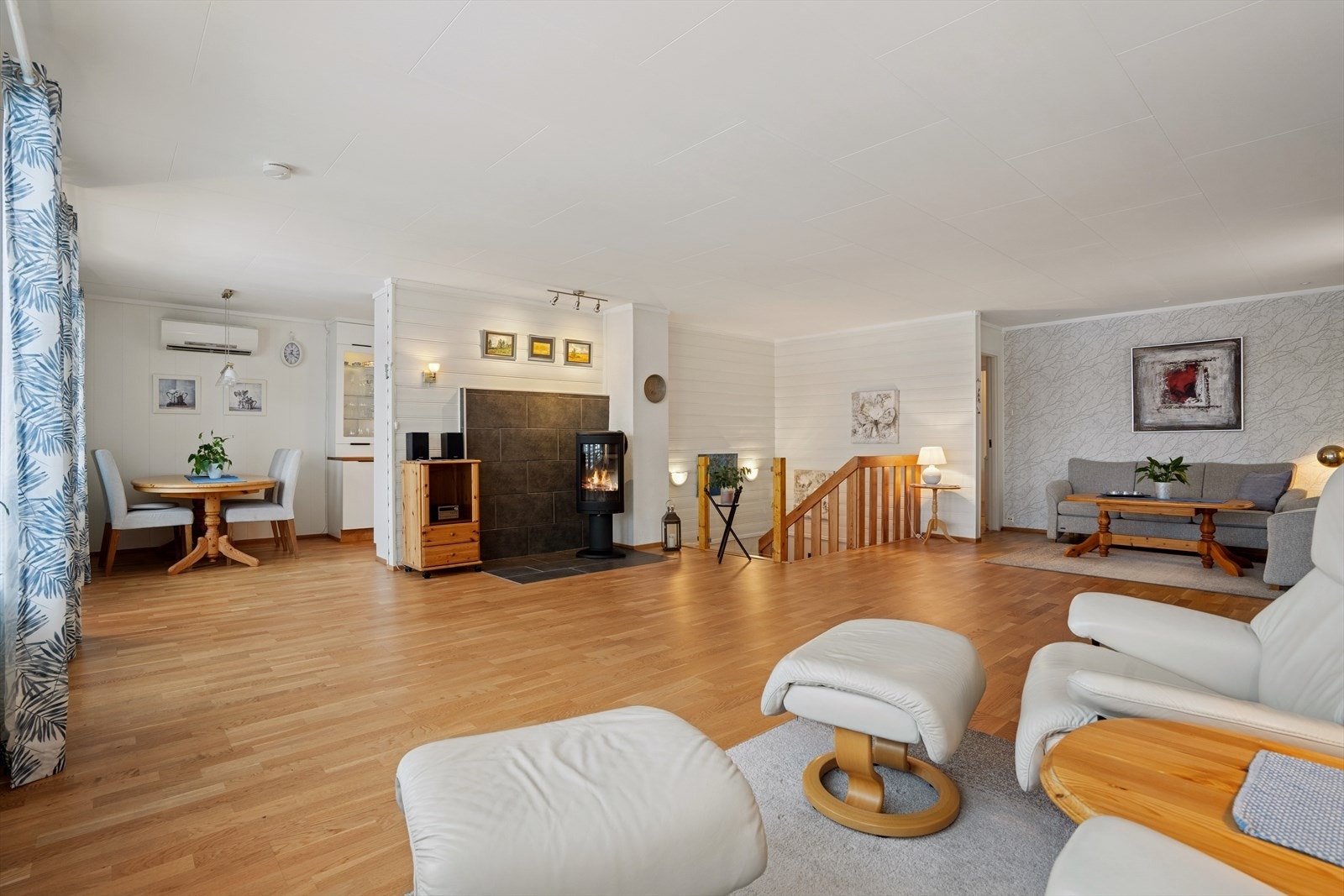 Stor stue med delvis åpen løsning mot kjøkken. Galleribilde