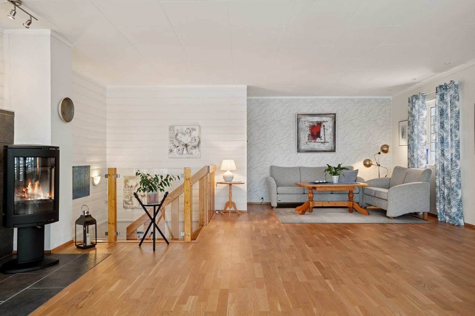 Lys og romslig stue med vedfyring. Galleribilde