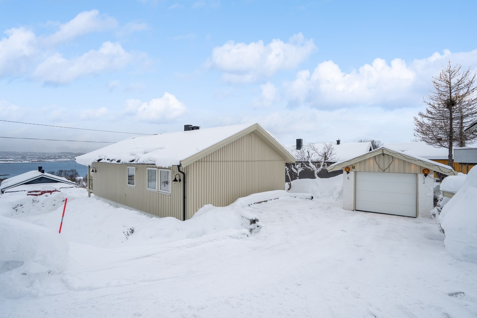 Boligen ligger på en hjørnetomt med garasje. Galleribilde
