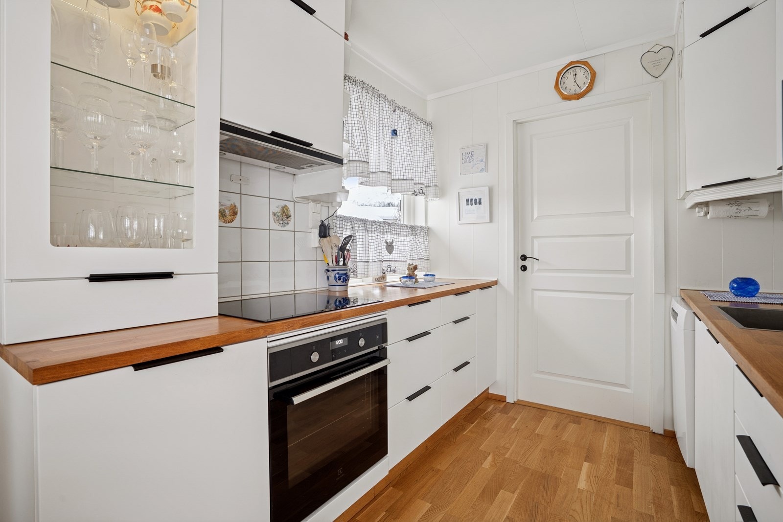 Kjøkken fra 2016. Inngang til vaskerom. Galleribilde