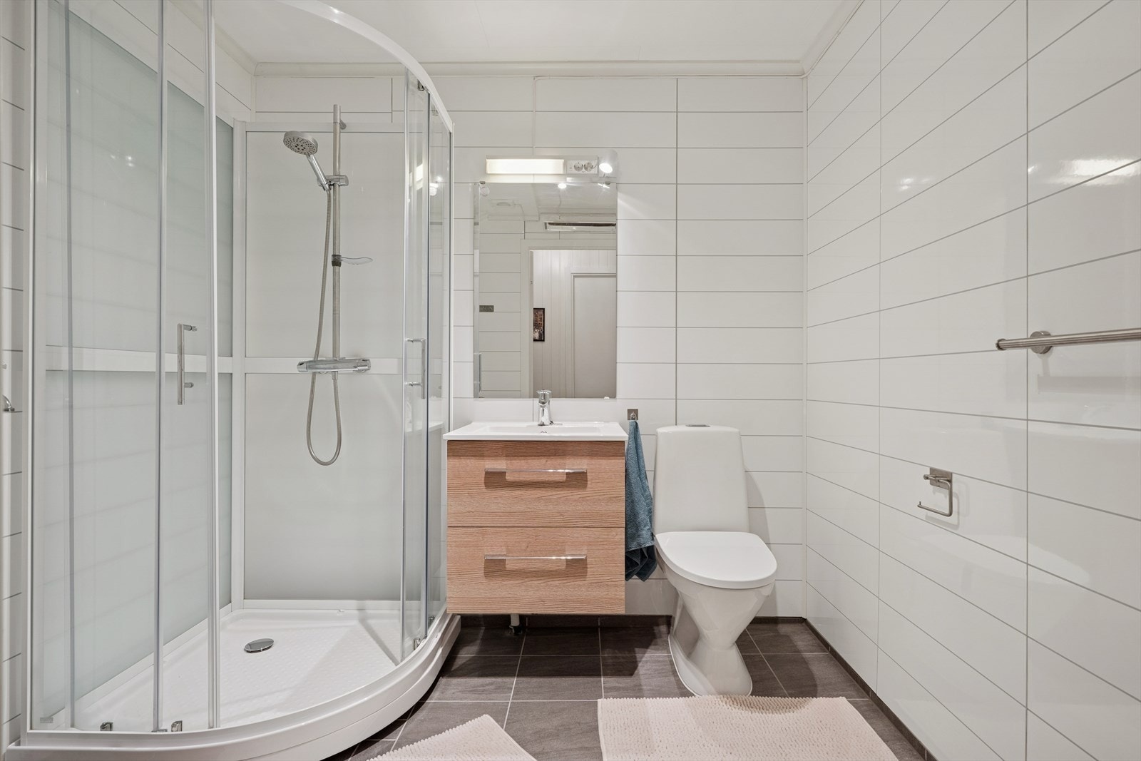 Moderne bad i sokkel/utleieenhet. Galleribilde