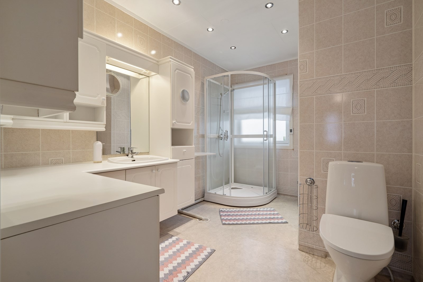 Stort bad med masse lagringsplass. Galleribilde