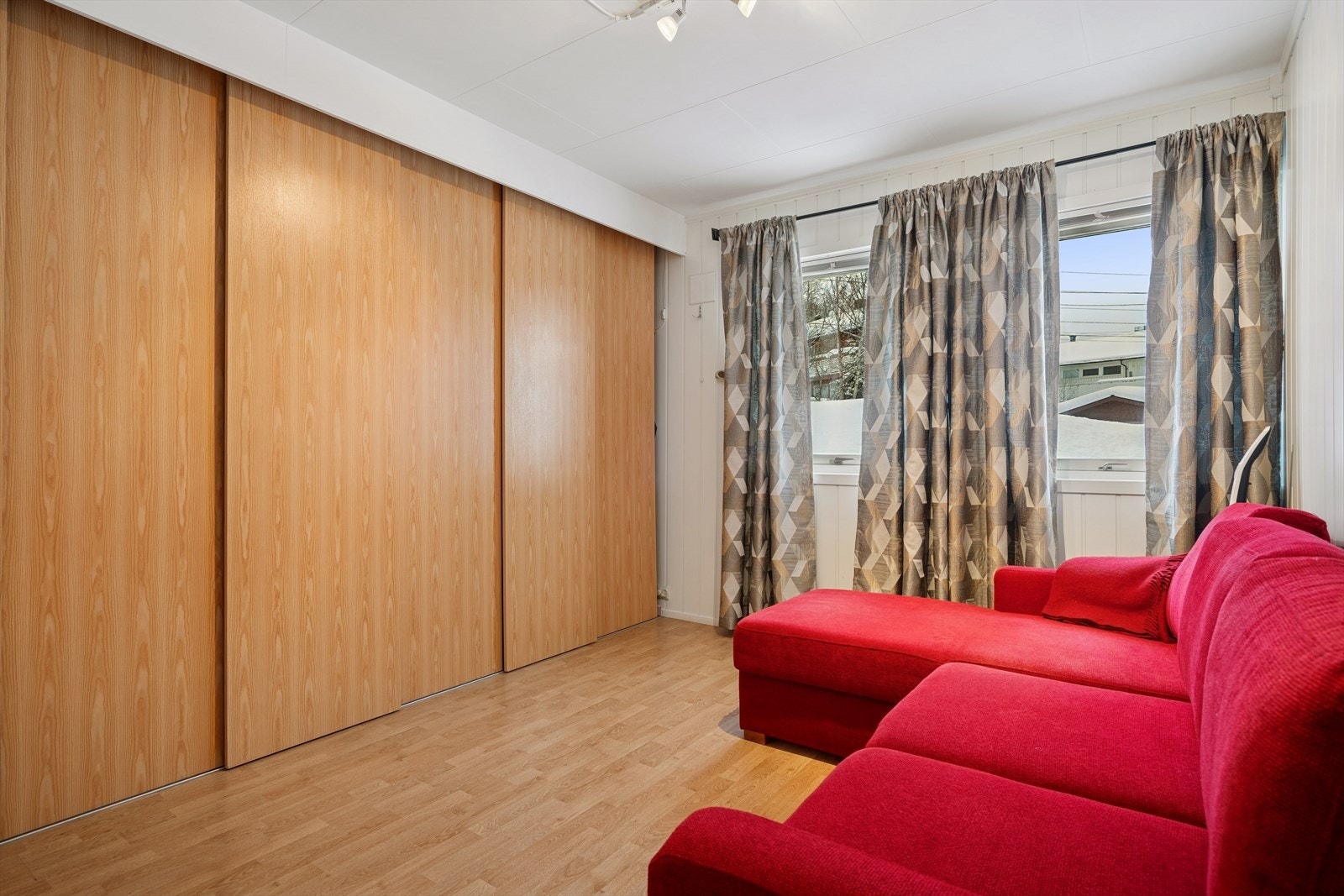 Soverom 2 med stor skyvedørs-garderobe. Galleribilde