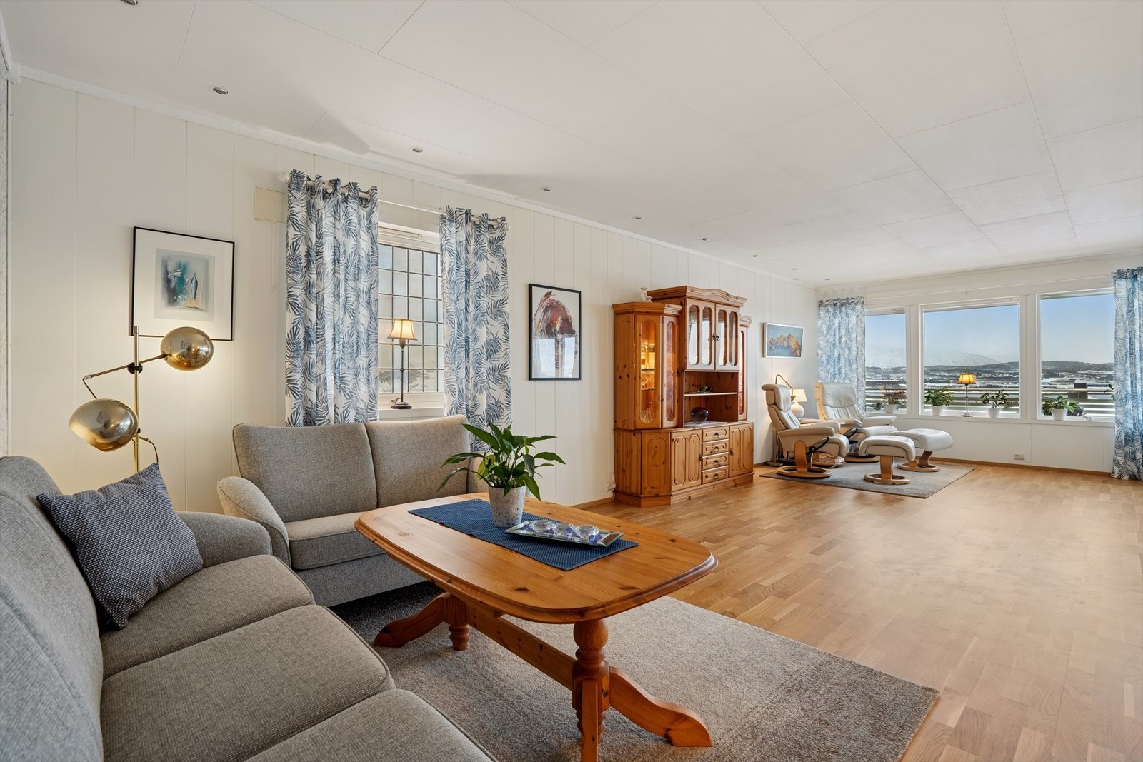 Stuen har store vindusflater med nydelig utsikt. Galleribilde