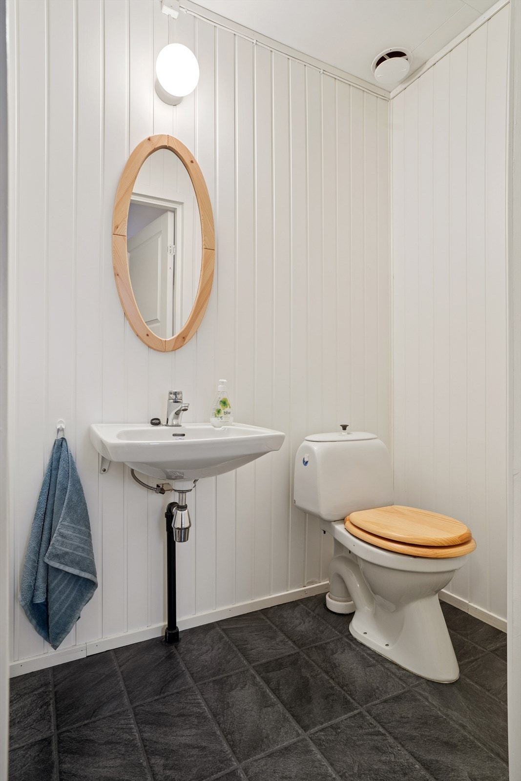 Inngang til toalettrom fra hall. Galleribilde