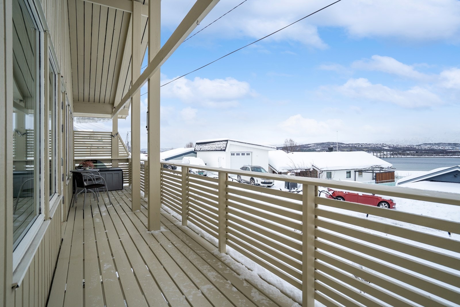 Balkong med utgang fra stue. Galleribilde