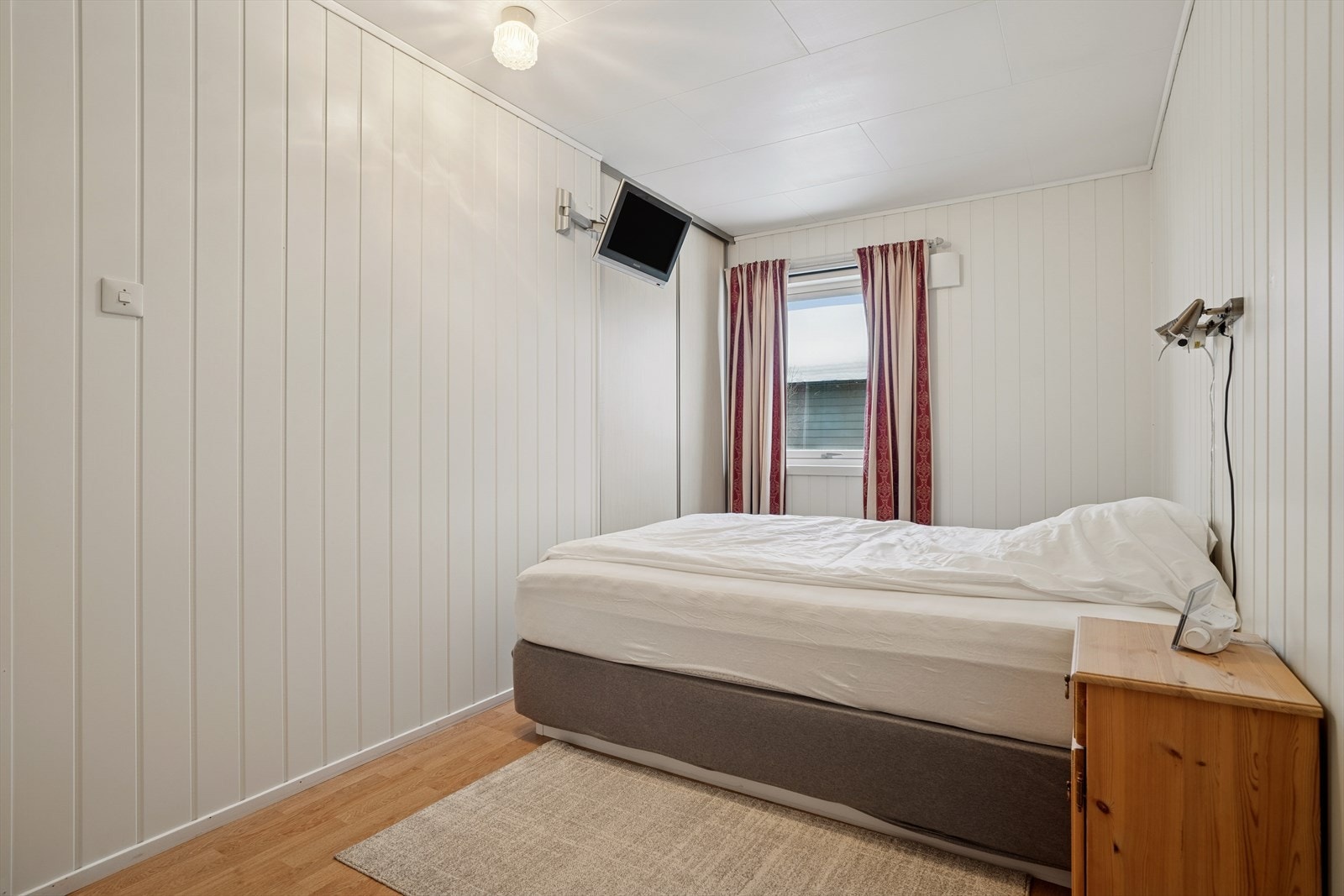 Hovedsoverom med skyvedørs-garderobe. Galleribilde