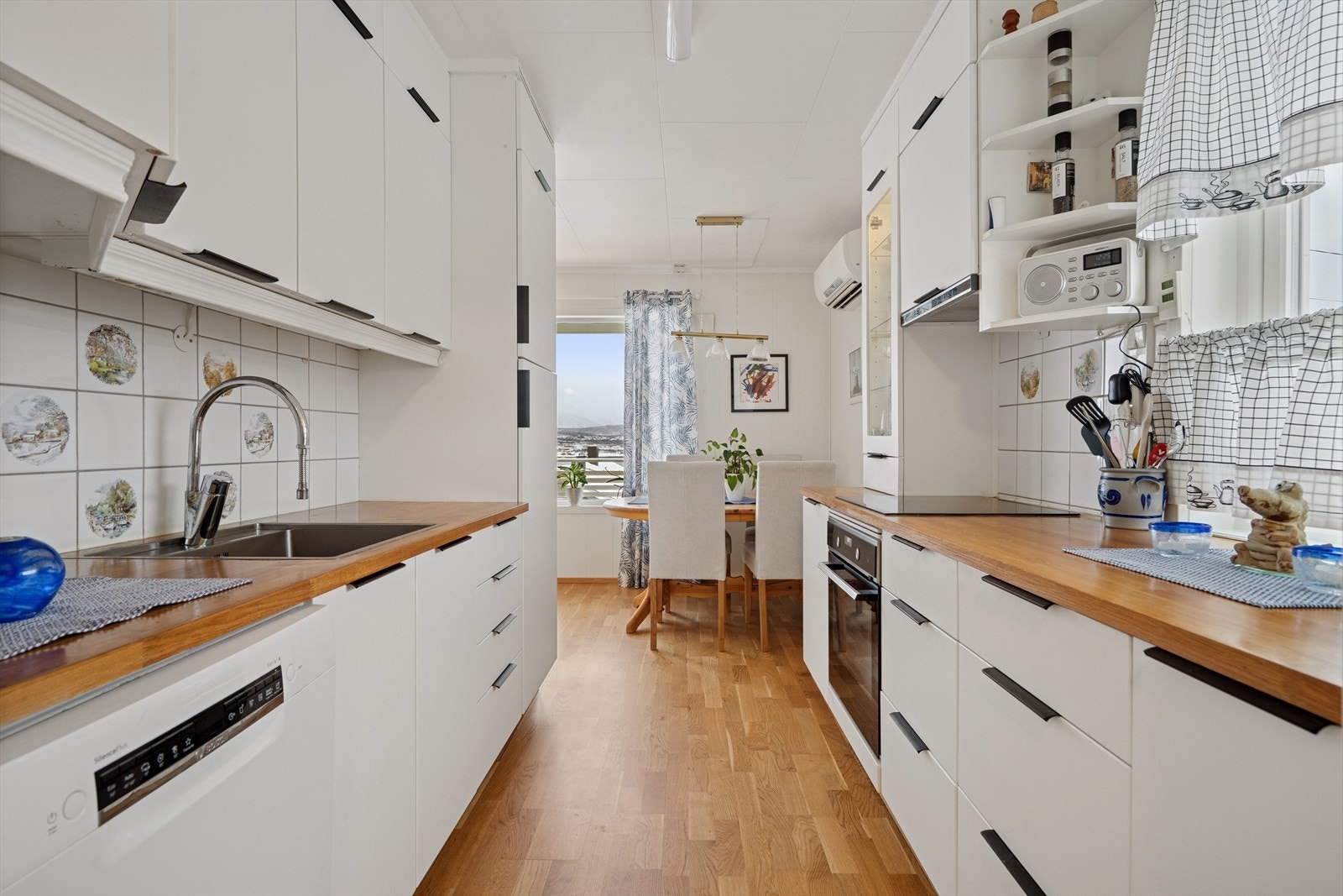 Lyst kjøkken med mye oppbevaringsplass. Galleribilde