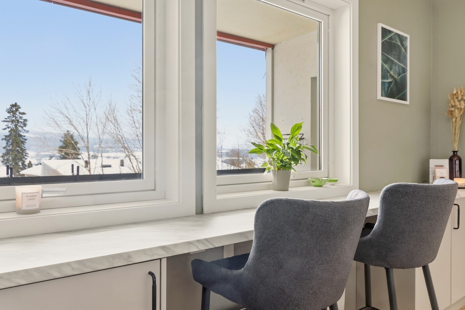 Fin sitteplass ved vinduene Galleribilde