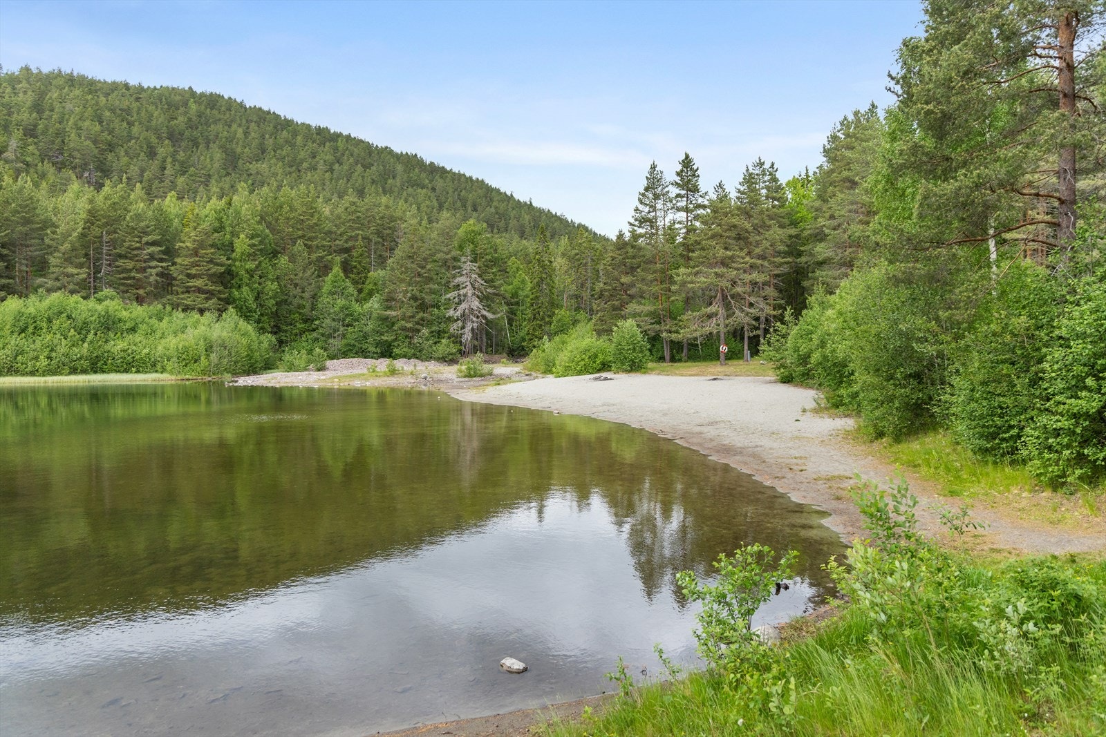 Årbogen er en yndet badeplass med åpen kiosk i sommerhalvåret Galleribilde