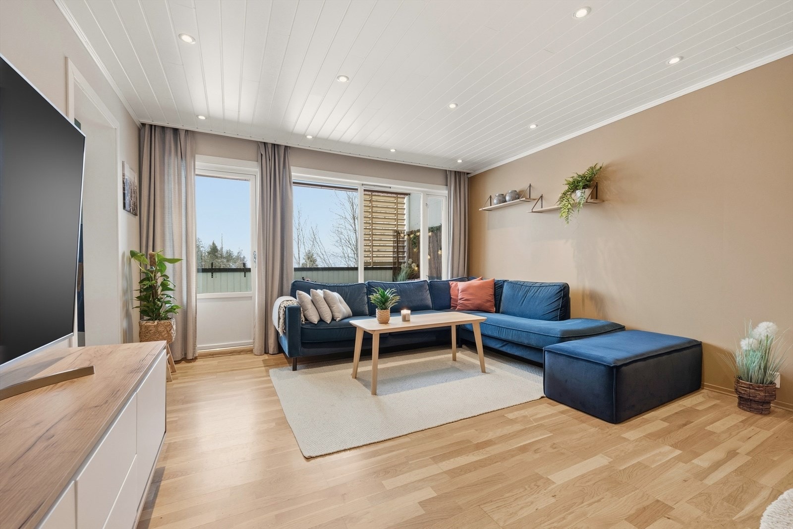 I tillegg til rikt med naturlig lysinnslipp har boligen også downlights i tak Galleribilde