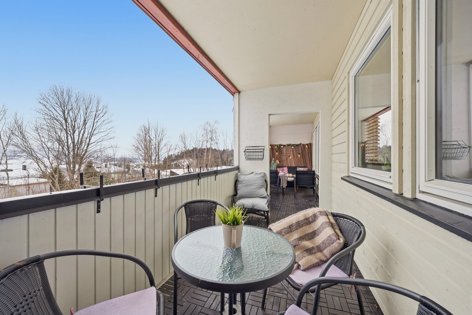 Leiligheten har en romslig uteplass, takoverbygget og lun, med gode solforhold Galleribilde