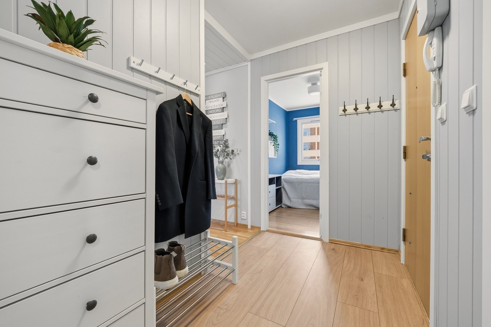 Entré med plass for å henge fra seg Galleribilde