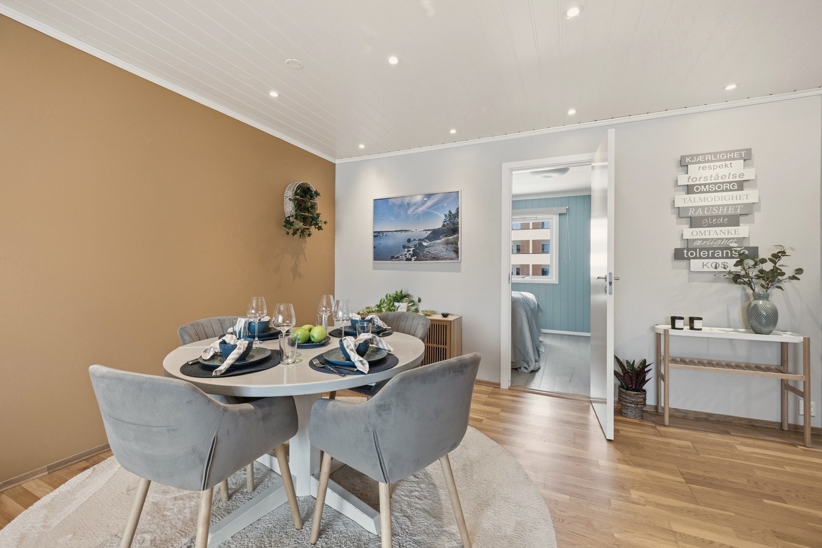 Fra stuen er det inngang til hovedsoverom Galleribilde