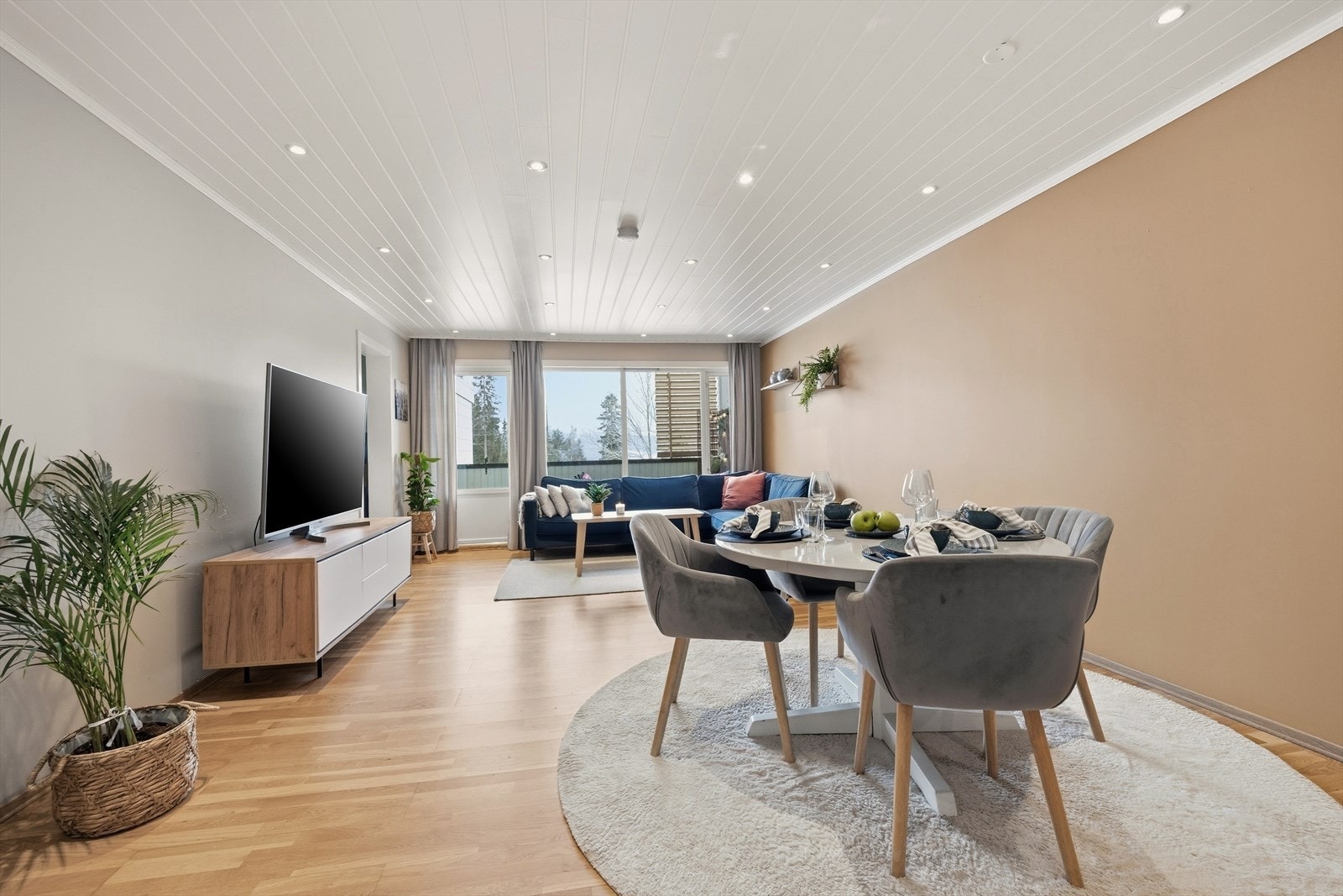 Leiligheten har en stor og fin stue med flere møbleringsløsninger Galleribilde