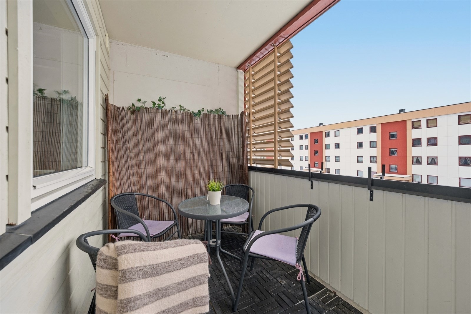 Verandaen er på hele 14m2 Galleribilde