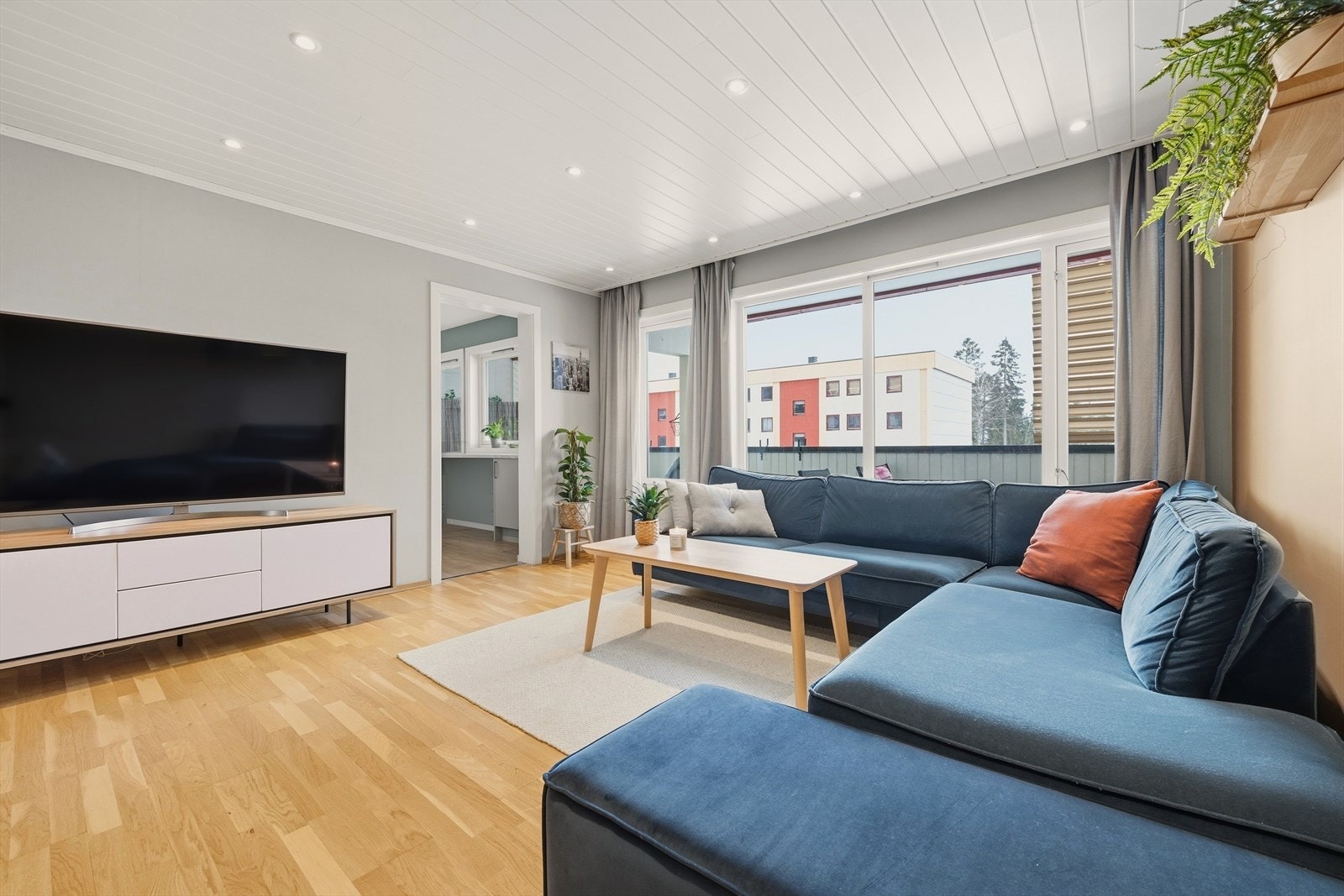 Fra stuen er det utgang til en flott veranda Galleribilde