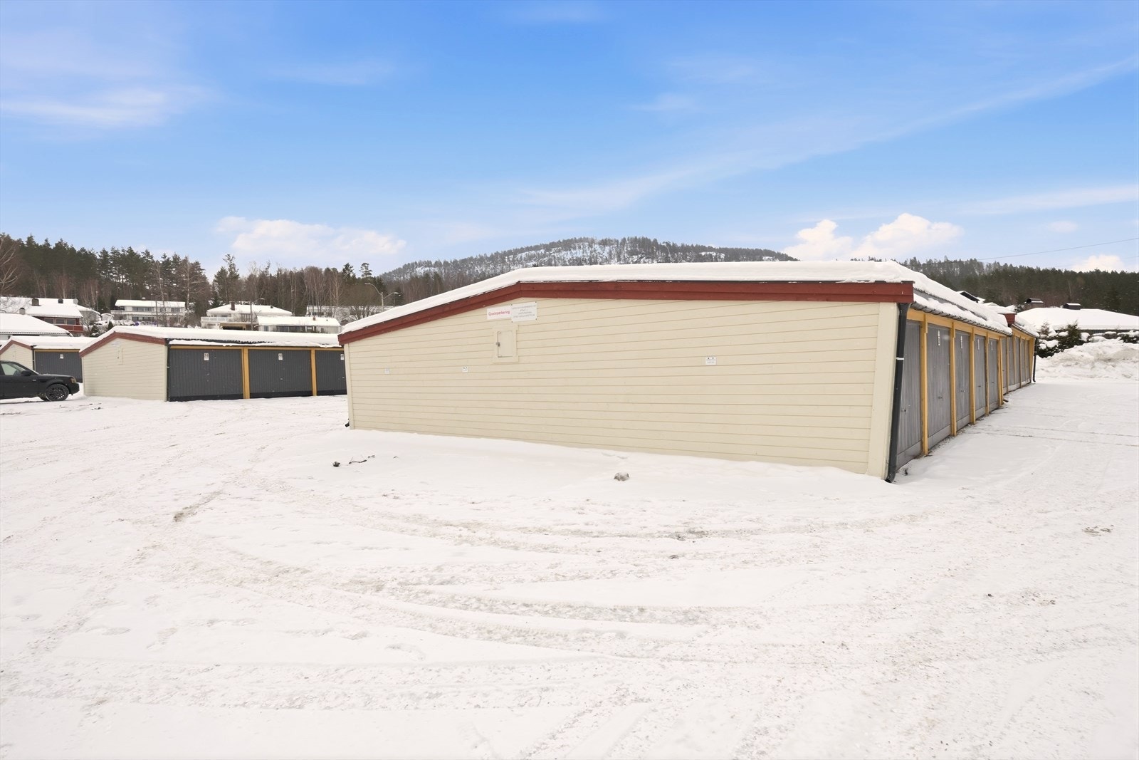 Gjesteparkering på kortsiden av garasjerekke Galleribilde