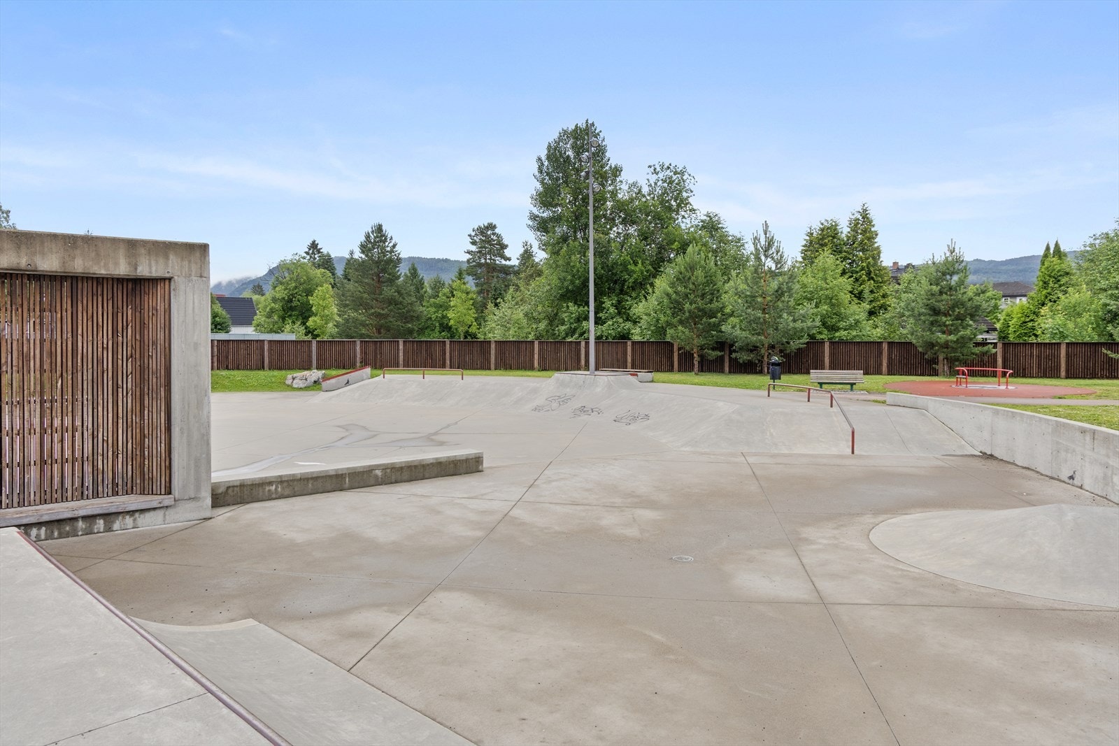 Tusenårsstedet i Krokstadelva er en populær utendørs aktivitetspark for skating, BMX-sykling og sparkesykler. Her finner du og streetbasketballbane, stor gressplen og benker. Galleribilde