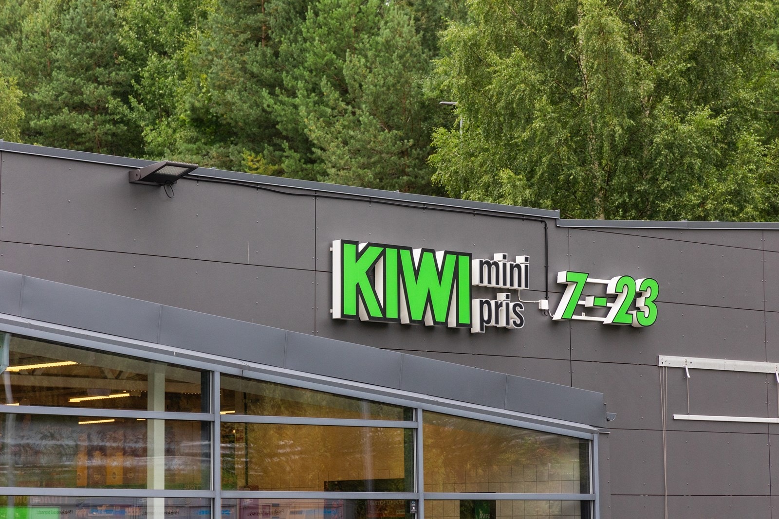 Lokal Kiwi butikk på vei opp Nordlysveien - i tillegg er det et rikt utvalg av butikker på Alti Buskerud storsenter i Krokstadelva Galleribilde