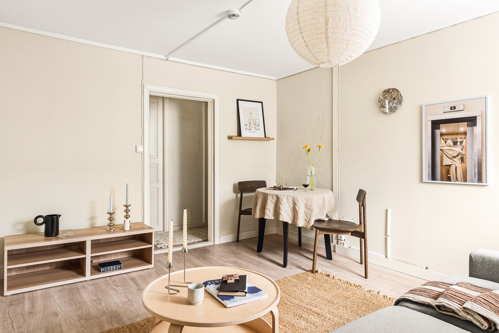 Velkommen inn til en trivelig og lys leilighet. Selger har satt pris på leilighetens praktiske beliggenhet. Galleribilde