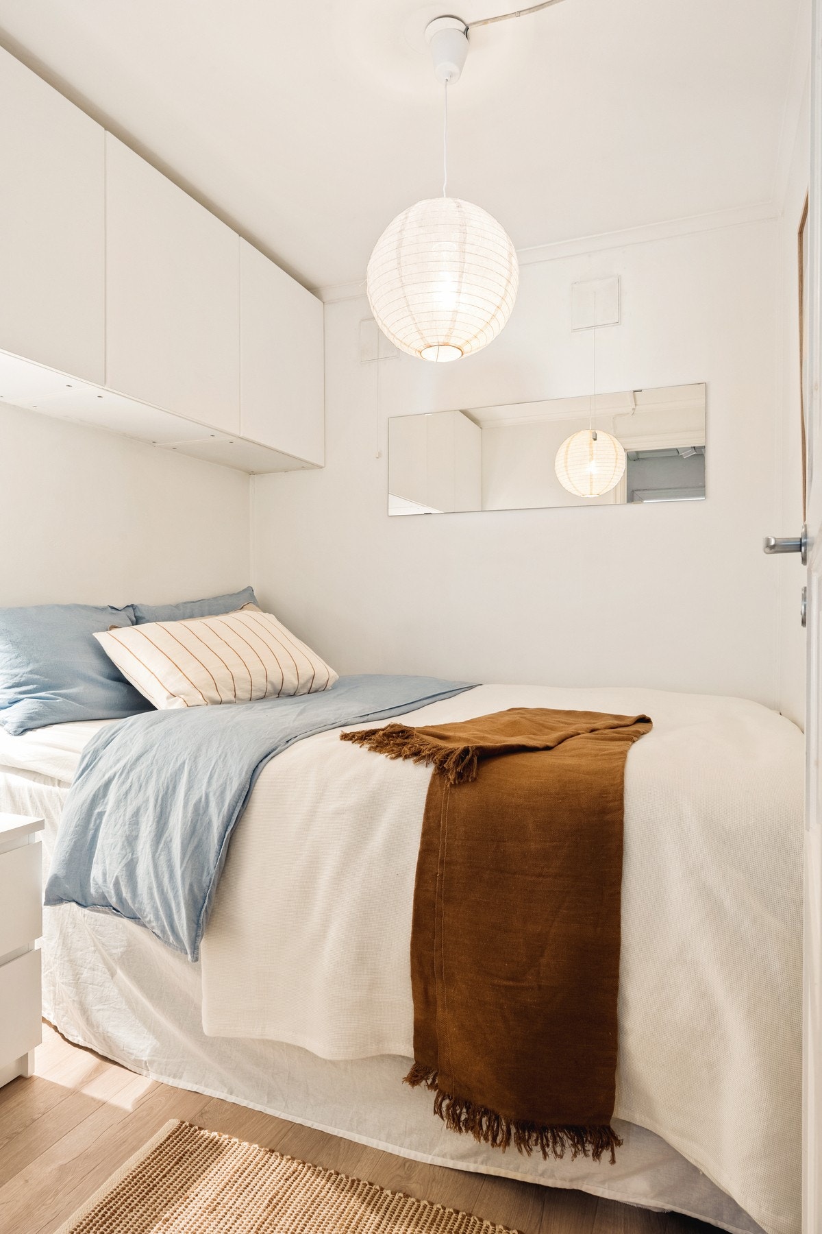 Sovealkoven (godkjent som bod) har god plass til seng og nattbord. Oppbevaringen medfølger i handelen. Galleribilde