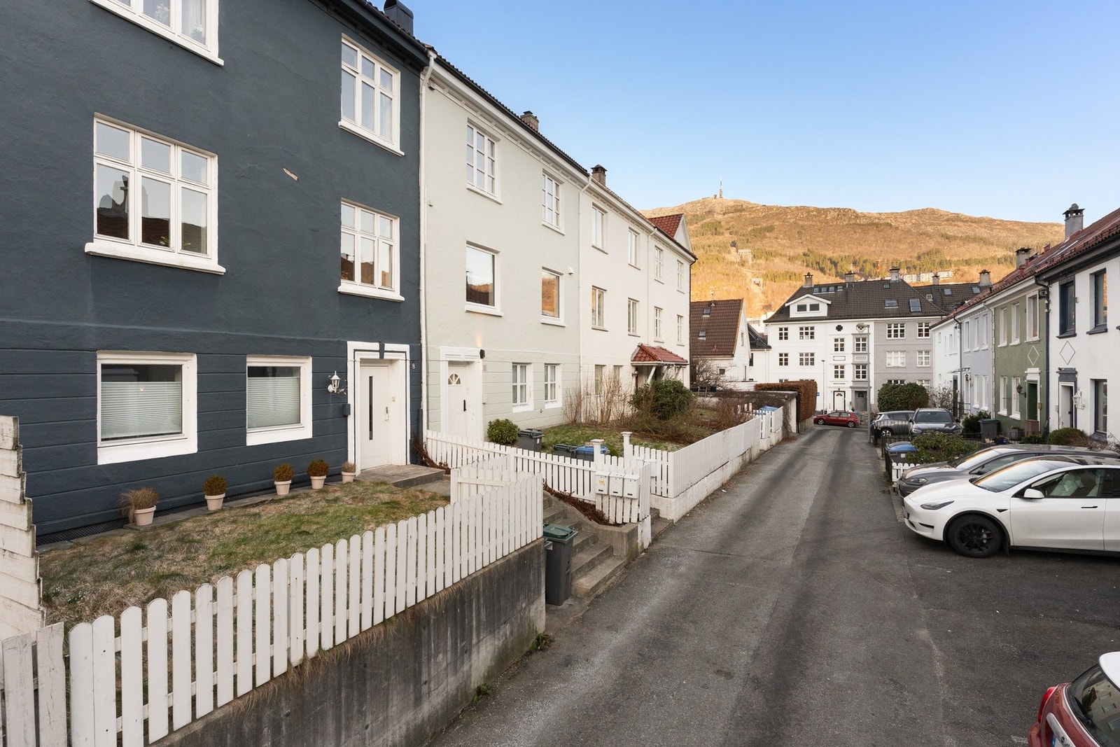 Selger informerer om gode solforhold. Felles utearealer er lett tilgjengelige fra leiligheten. Galleribilde