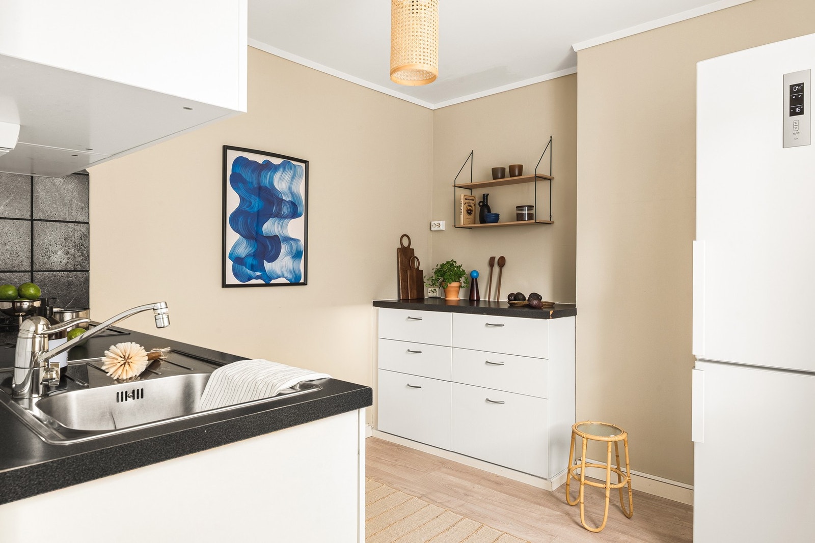 Selger fremhever også at de har satt særlig pris på romfølelsen på kjøkkenet som slipper inn mye lys, samt plass til frokostbord. Galleribilde