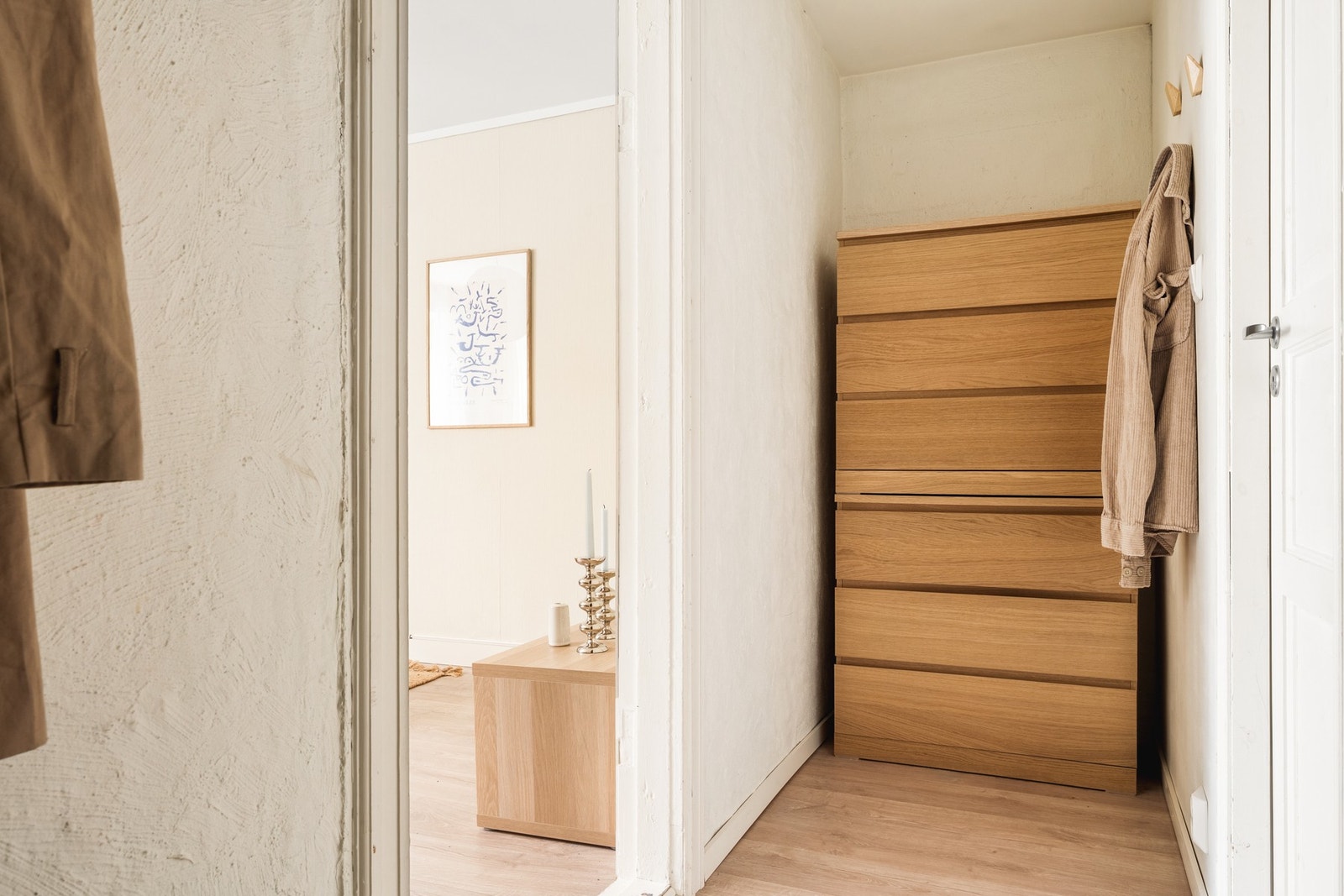 Fra stuen tar entréen deg til leilighetens sovealkove og bad. Galleribilde