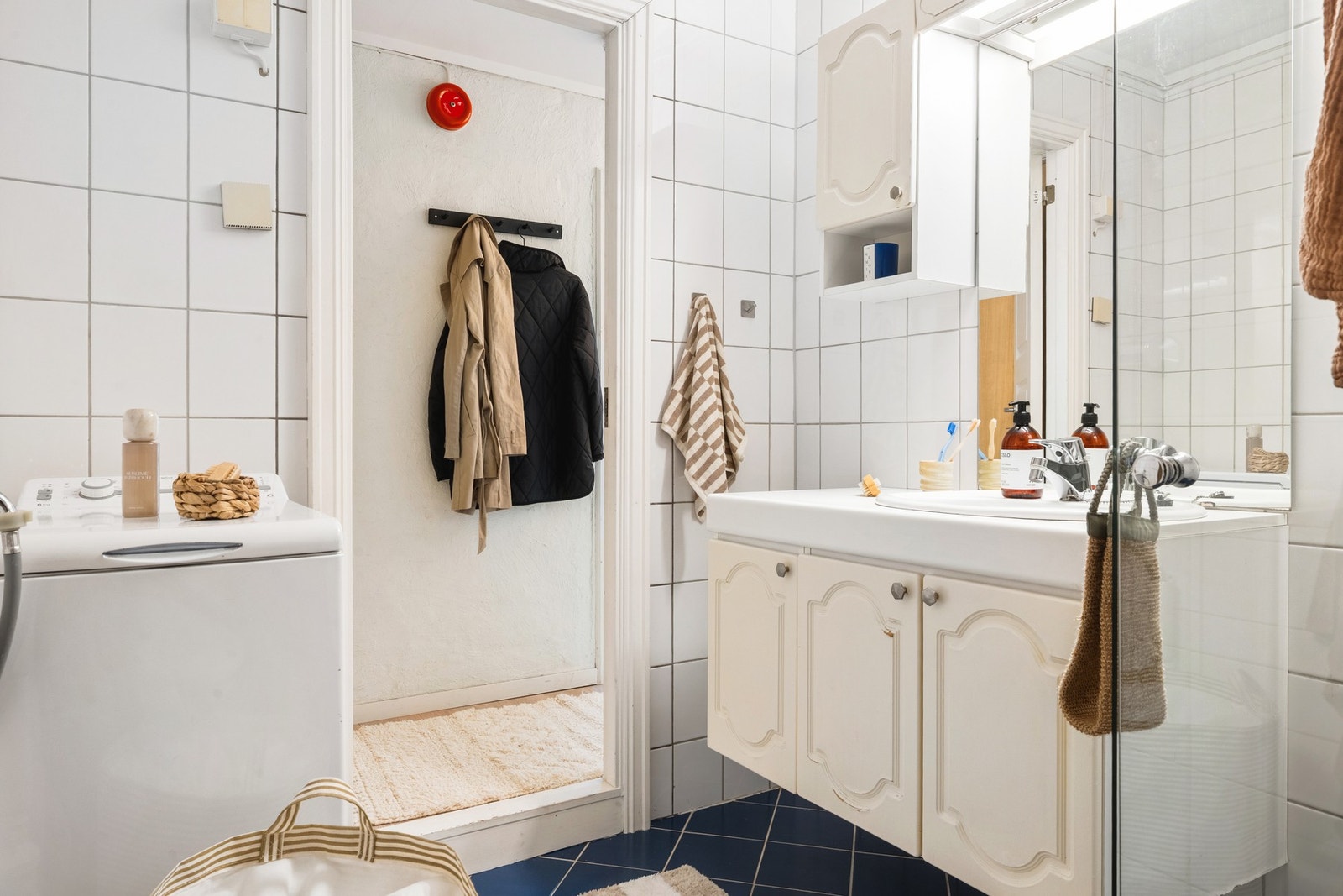 Badet har god størrelse - også opplegg til vaskemaskin. Galleribilde