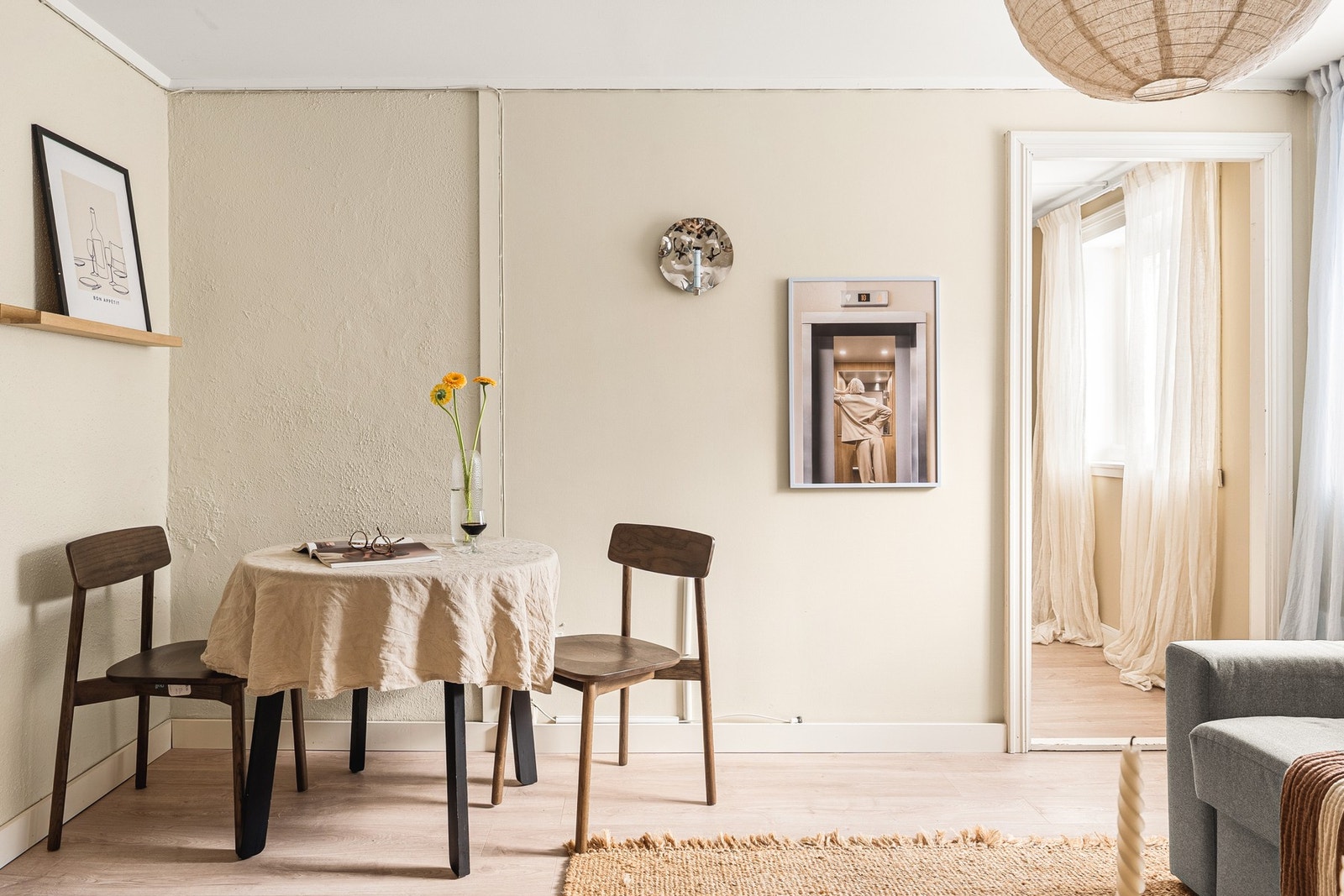 Stue og kjøkken er delt opp i to rom der begge er av god størrelse. Galleribilde