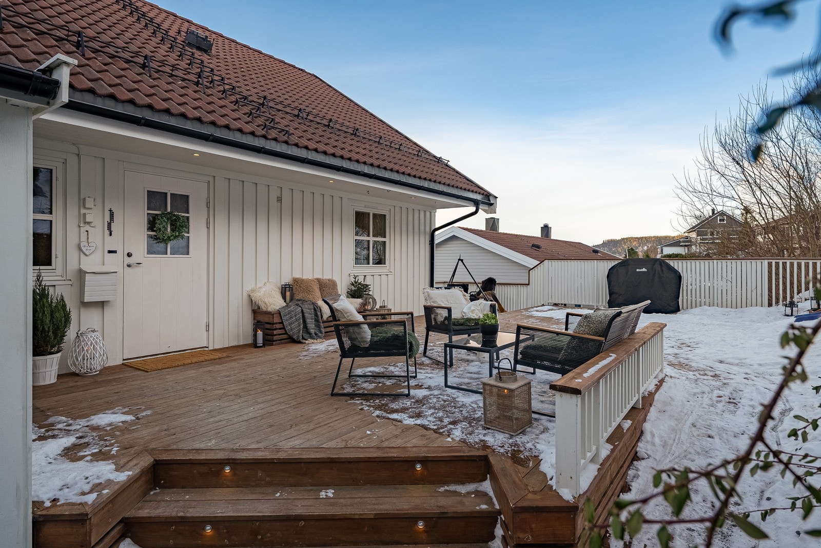 Uteplassene er skjermet og med gode solforhold. Her kan man samle familie og venner. Galleribilde