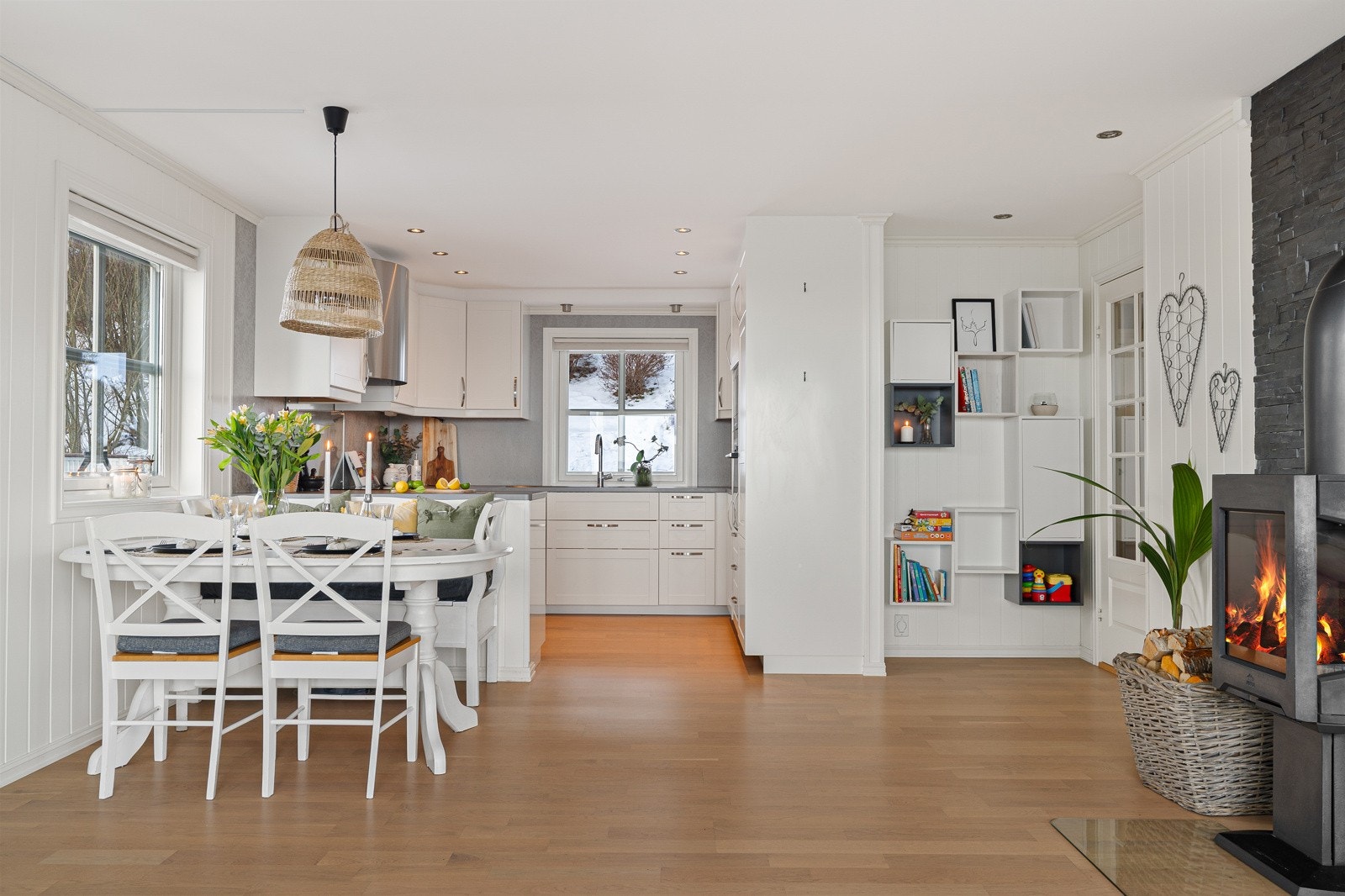 Naturlig plass for spisestue i overgangen mot kjøkkenet. Galleribilde