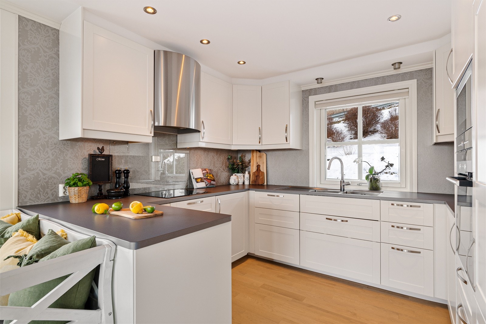 Kjøkkenet er fra 2014 og er praktisk utformet med rikelig benk- og skapplass. Galleribilde