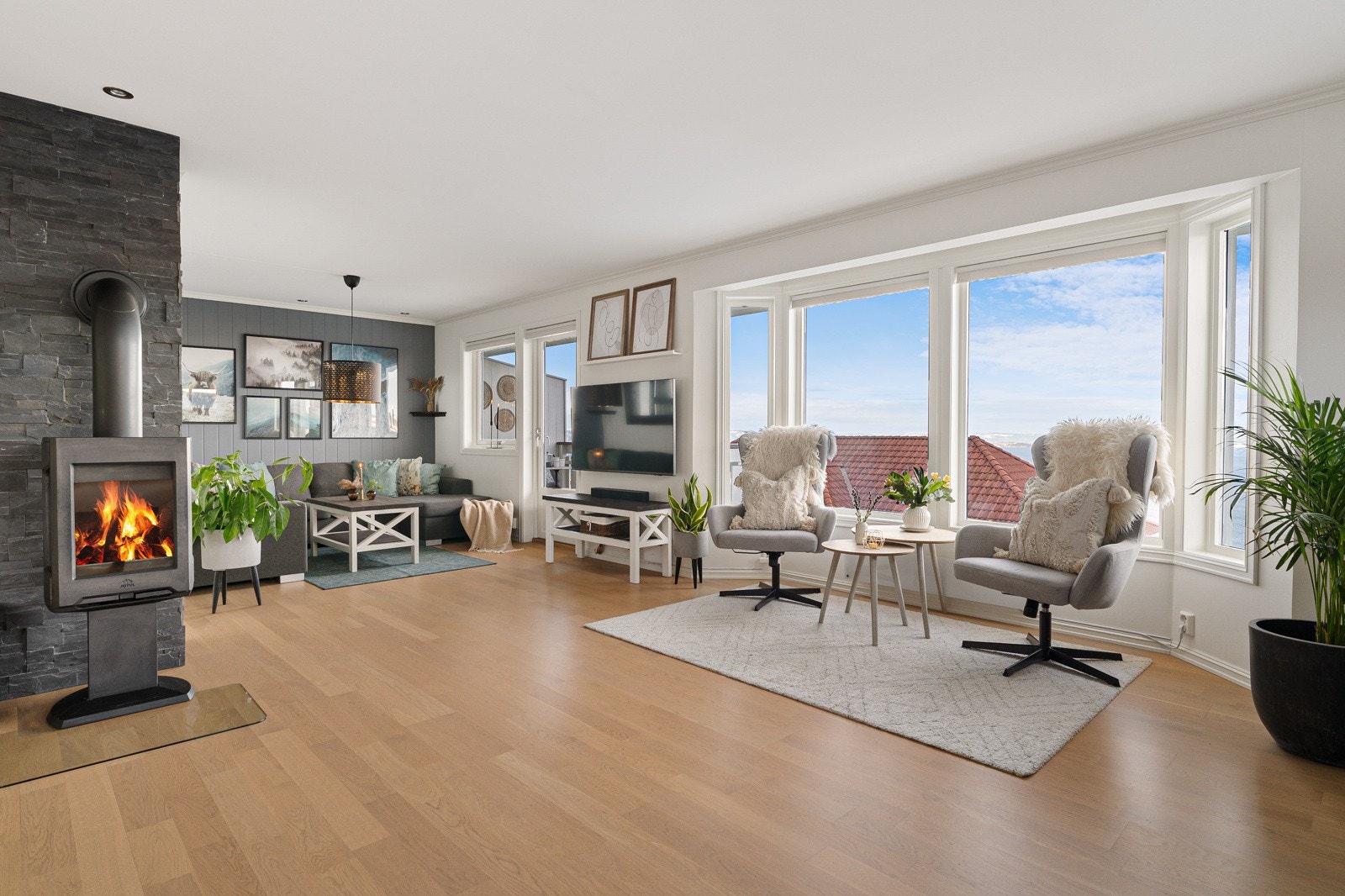 Godt med plass og et behagelig gjennomlys skaper en innbydende atmosfære. Galleribilde