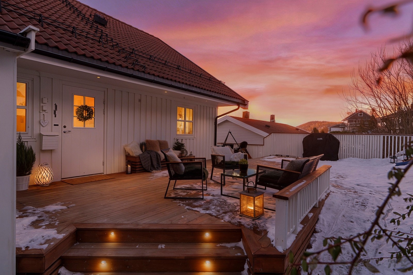 Terrasse ved inngangsparti er romslig og har plass til flere sittegrupper. Galleribilde