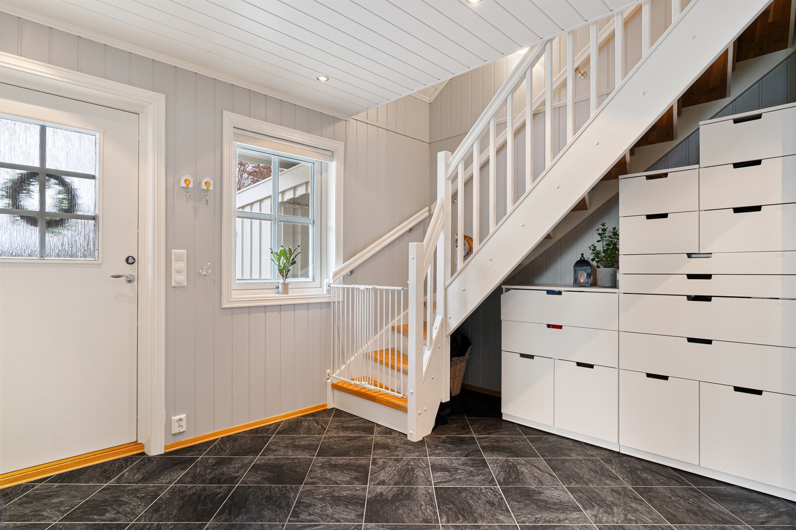 Meget romslig entrè/hall. Flislagt gulvflate med varmekabler. Galleribilde