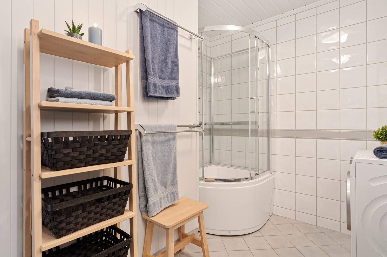 God plass til dusjkabinett. Dusjkabinett og møblement er nyt fra 2018. Galleribilde