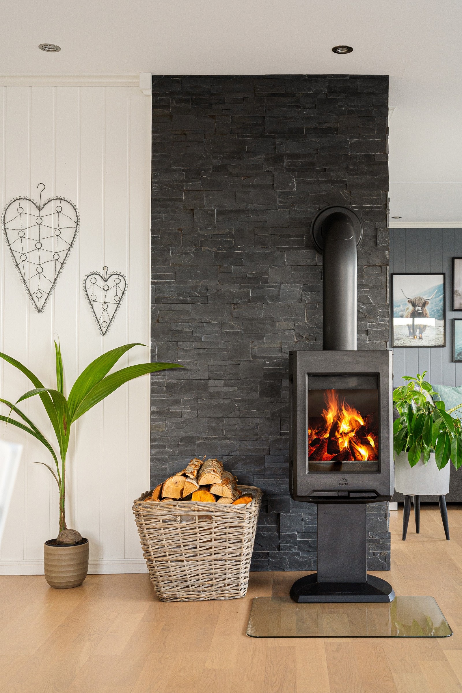 Moderne peisovn med flott skifer lagt rundt pipen. Galleribilde