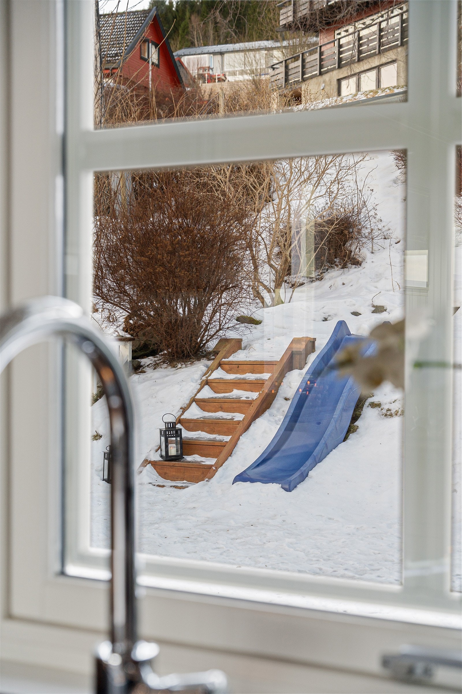 Legg merke til praktisk utsyn til lekeplass utenfor kjøkkenvindu. Galleribilde