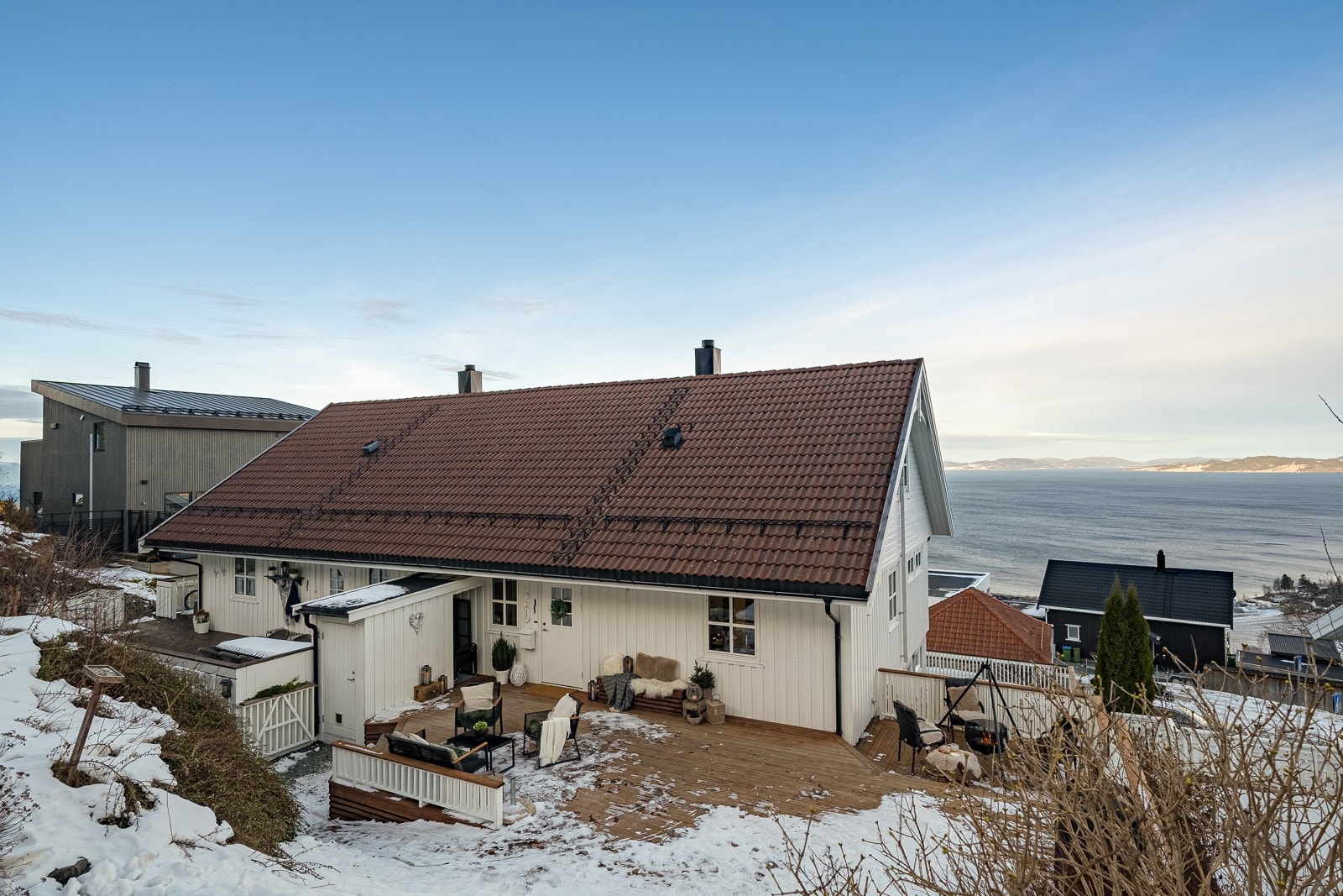 Velholdt og gjennomført bolig med flott beliggenhet. Galleribilde