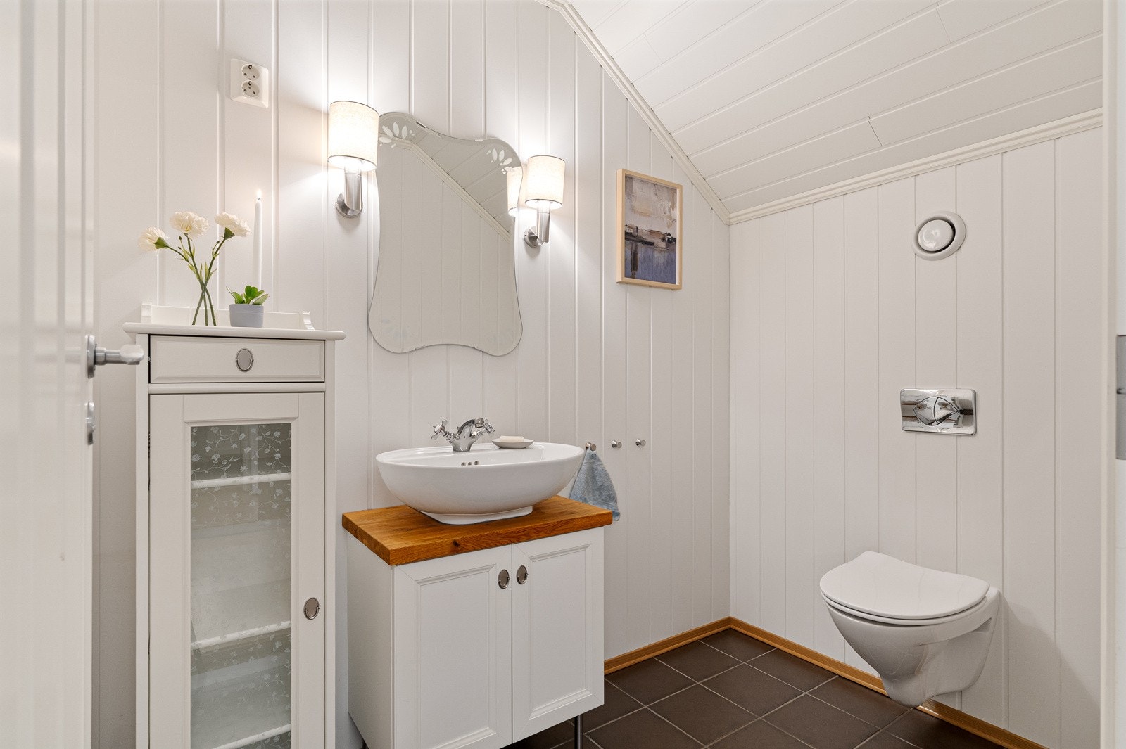 Praktisk med toalett i loftsetasjen- veggheng klosett og med varmekabler i gulv. Galleribilde