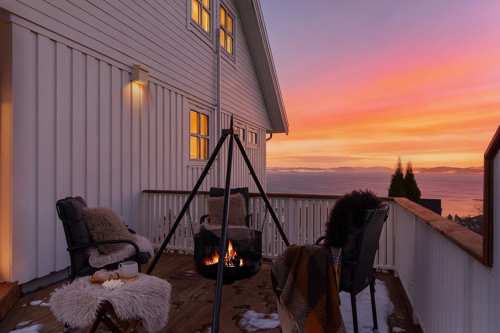 Utsikten kan også nytes fra en lun og hyggelig terrasse på forsiden av boligen. Galleribilde